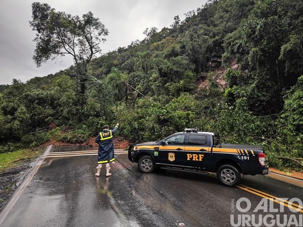 Rodovias federais e estaduais têm trechos bloqueados por causa da chuva